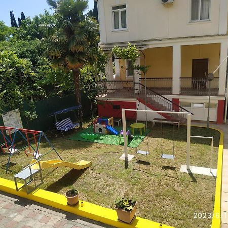 Бестужевский Дворик Гагра Екстериор снимка